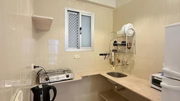 Microwave, cookware/dishes/utensils, paper towels