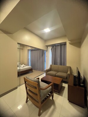 Free WiFi, bed sheets, wheelchair access - Charming studio with AC in welcoming Lapu-Lapu beachside (Lapu-Lapu)