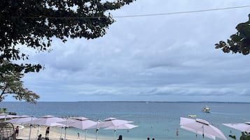Perto da praia, espreguiçadeiras