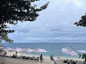 Nær stranden og solsenger