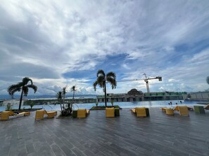 Outdoor pool - Charming studio with AC in welcoming Lapu-Lapu beachside (Lapu-Lapu)