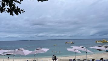 Plage à proximité, chaises longues