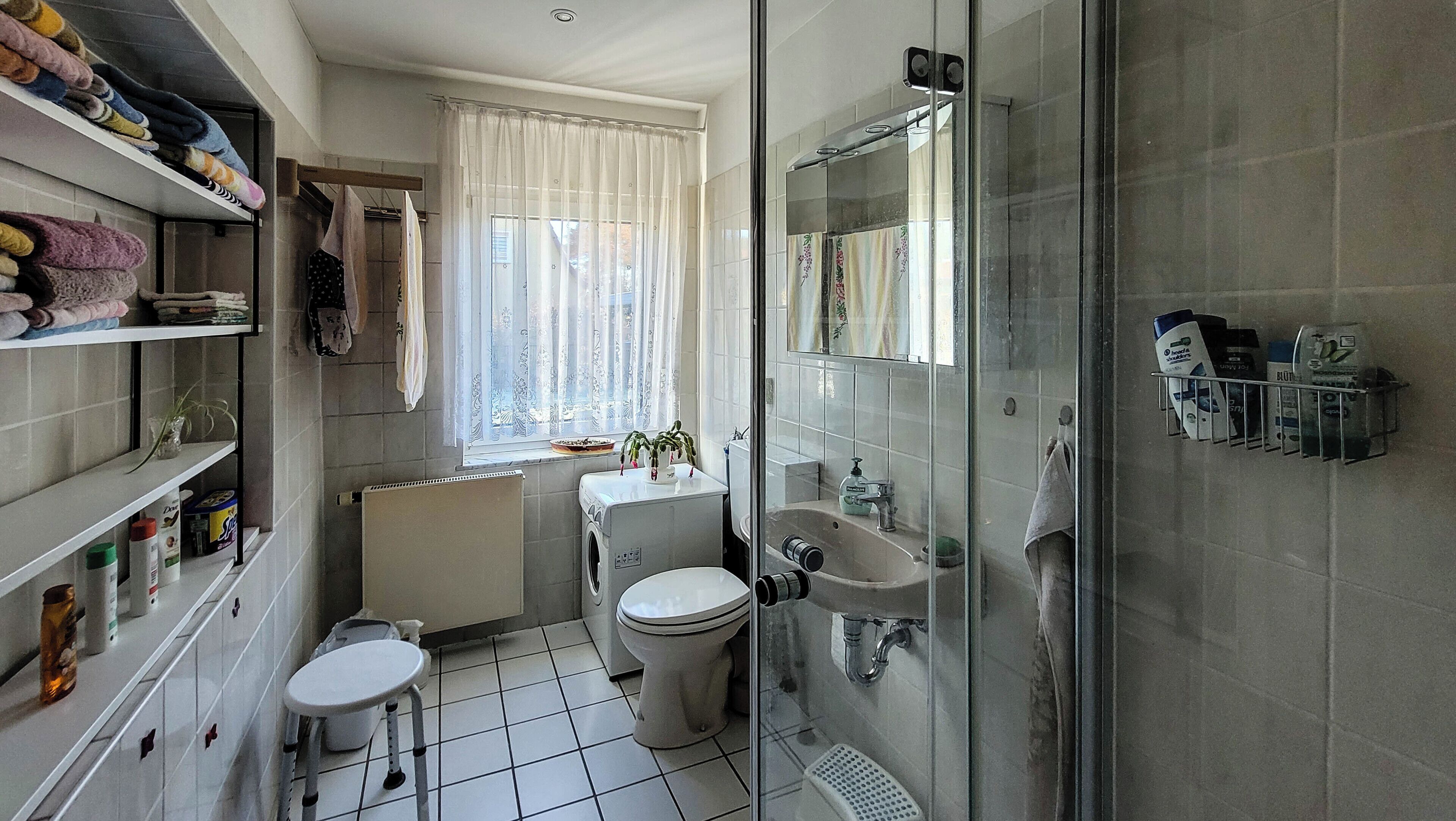 Regadera, secadora de cabello, toallas, jabón 