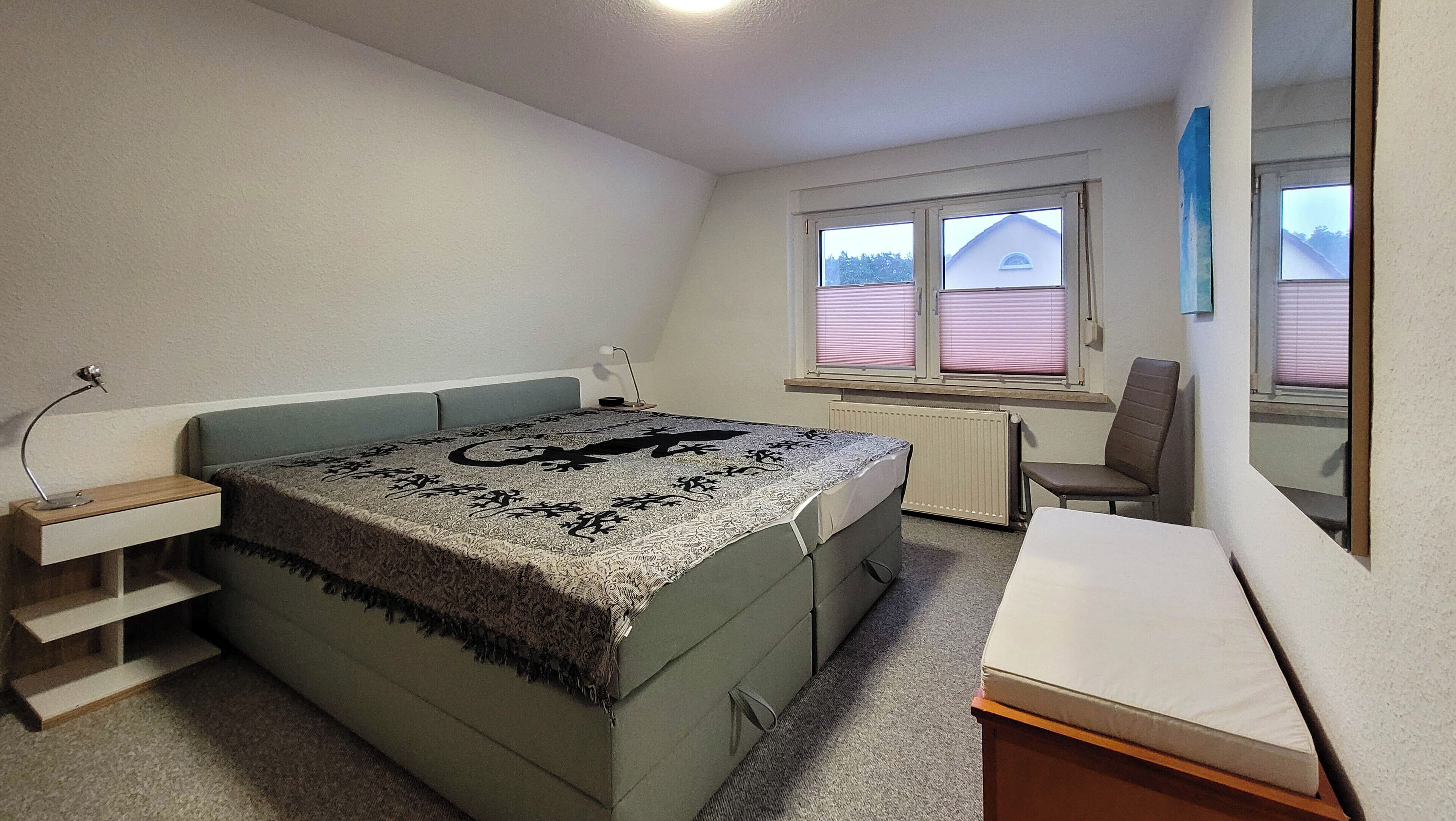 Tabla de planchar con plancha, wifi y ropa de cama 