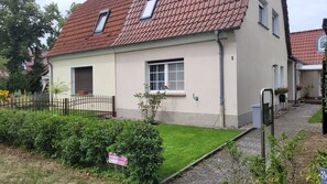 Exterior - Quietly located vacation apartment in idyllic surroundings - relaxation guaranteed (Groß Lindow)