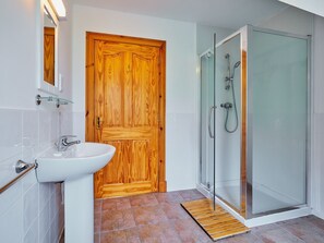 Shower - Holly House (Blairgowrie)