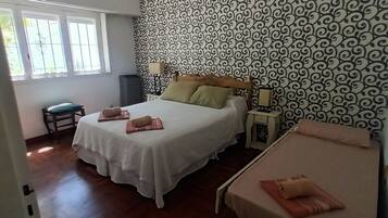 3 bedrooms, desk, free WiFi, bed sheets