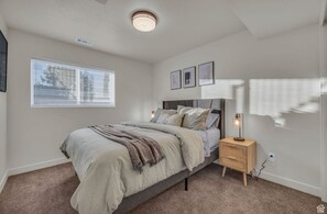 5 bedrooms, iron/ironing board, WiFi, bed sheets