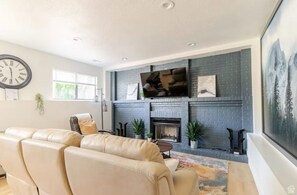 TV - Modern 5-bedroom Family Home in Sandy Utah (Sandy)