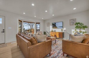 TV - Modern 5-bedroom Family Home in Sandy Utah (Sandy)