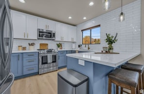Microwave, oven, stovetop, dishwasher - Modern 5-bedroom Family Home in Sandy Utah (Sandy)