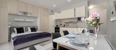 Työpöytä, silitysrauta/-lauta, vauvan matkasänky, Wi-Fi