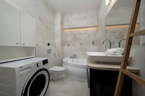 Shower, hair dryer, towels, shampoo - Stylish Studio with a Balcony | 1.3 km from the Market Square (Wrocław)