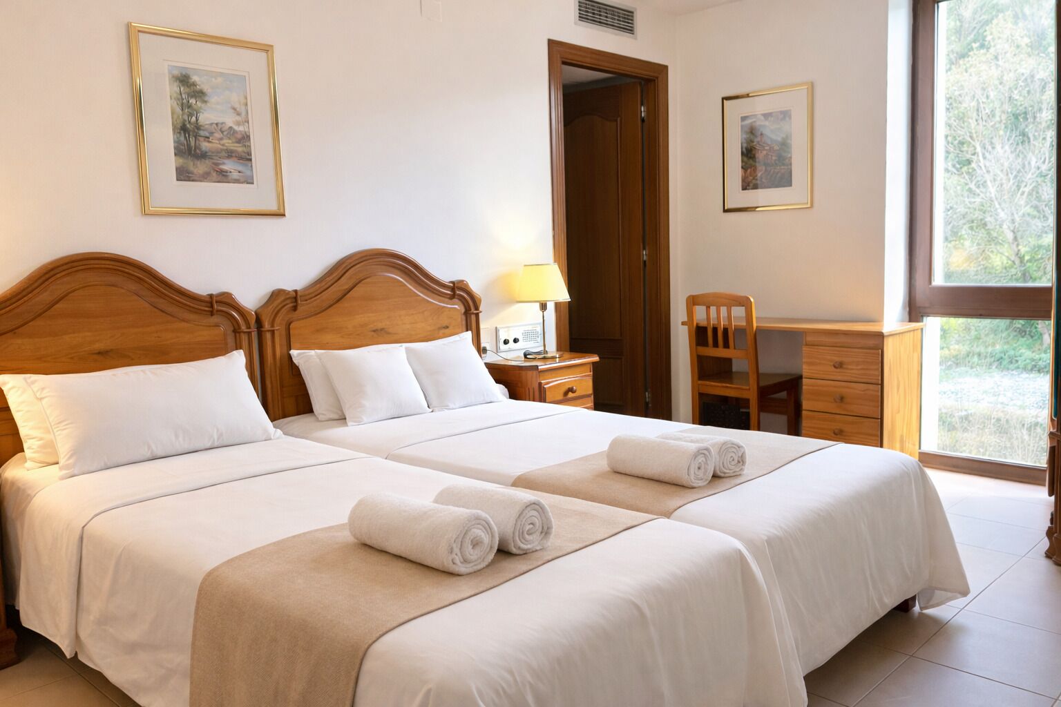 Chambre Confort Double ou avec lits jumeaux, vue montagne | Bureau, espace de travail pour ordinateur portable, Wi-Fi gratuit