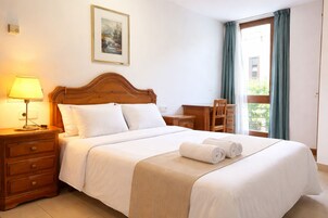 Habitación estándar con 1 cama doble o 2 individuales, vistas a la montaña | Edredones de plumas, escritorio, espacio para trabajar con un portátil