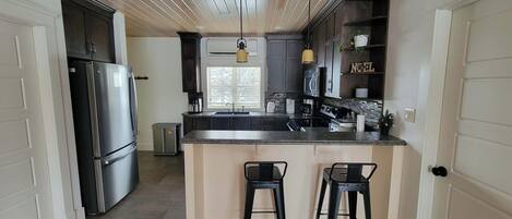 Een koelkast, een magnetron, een oven, een kookplaat