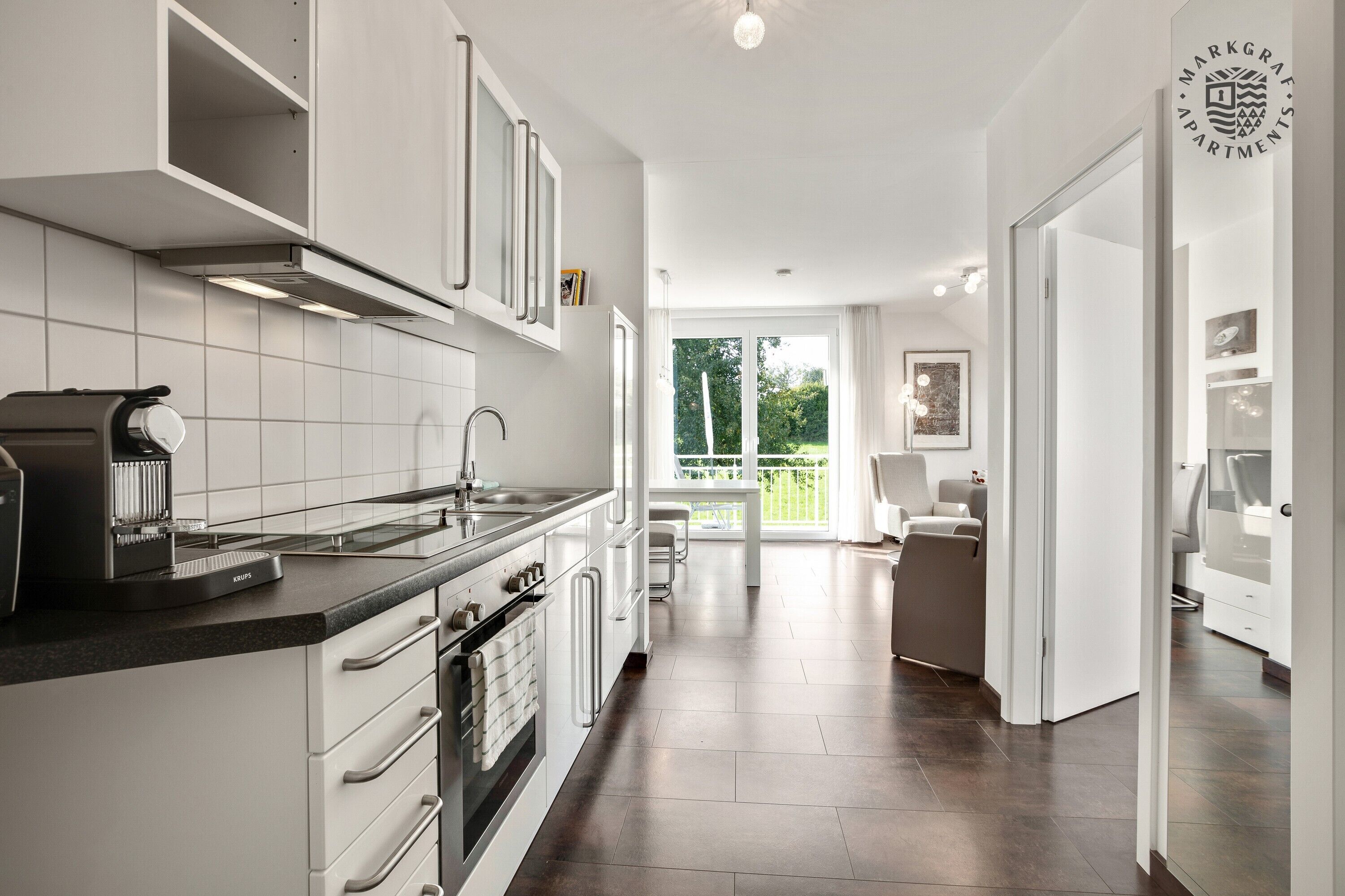 冷蔵庫、オーブン、コンロ  、コーヒー / ティーメーカー