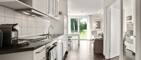 Kühlschrank, Ofen, Herdplatte, Wasserkocher mit Kaffee-/Teezubehör