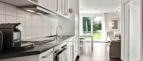 KĂŒhlschrank, Ofen, Herdplatte, Wasserkocher mit Kaffee-/Teezubehör