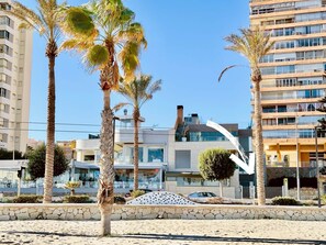 Exterior - Beachfront apartments for 12 guests - by Welcomely (El Campello)