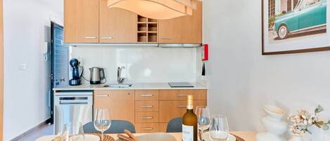 Kjøleskap, mikrobølgeovn, ovn og kokeplater