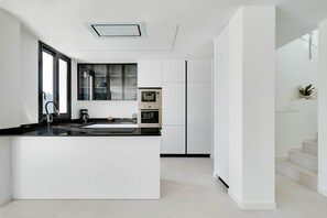 Kühlschrank, Mikrowelle, Ofen, Herdplatte