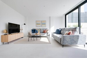 Smart TV - Modern luxury villa in Polop - by Welcomely (Barony of Polop)