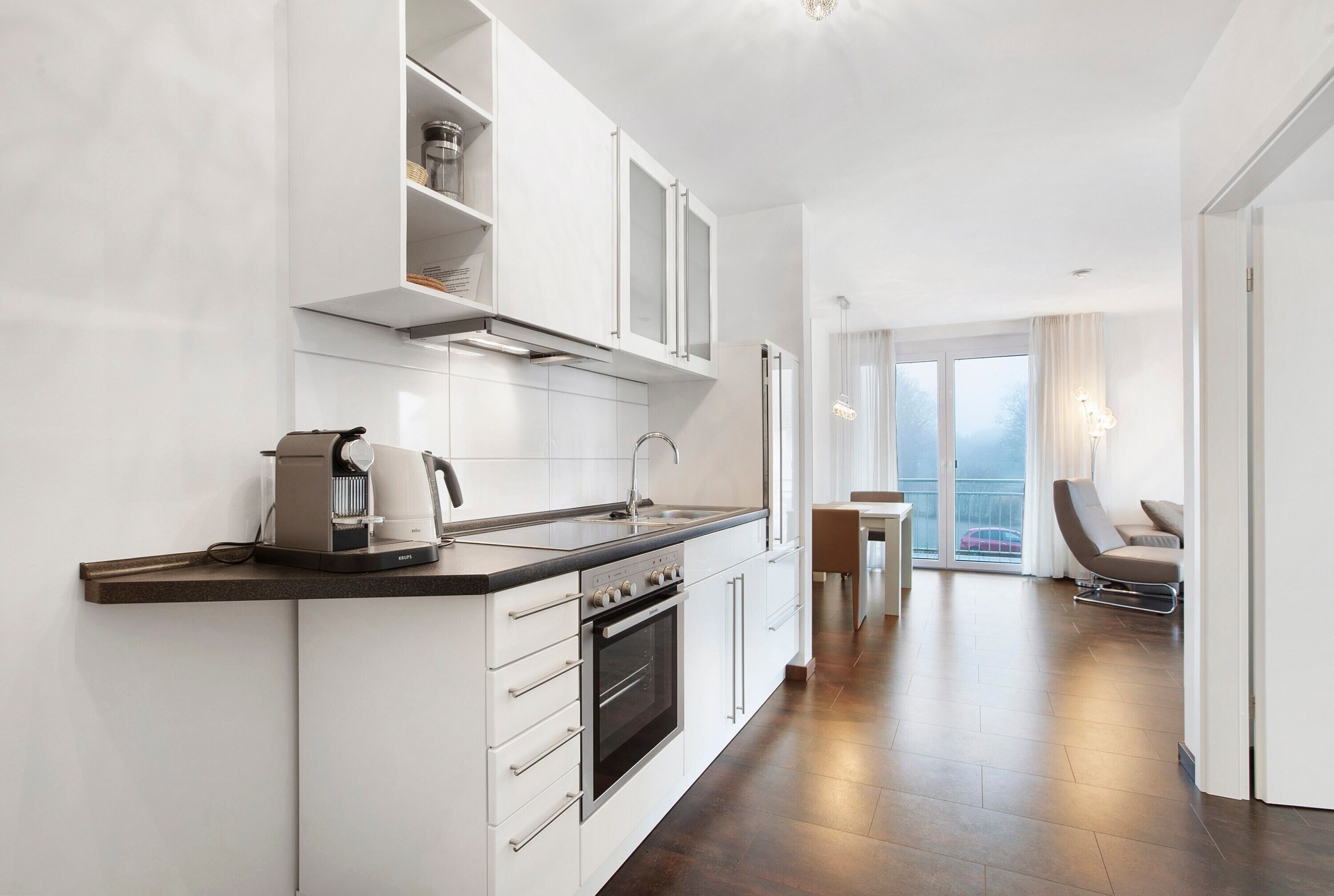 Kühlschrank, Ofen, Herdplatte, Wasserkocher mit Kaffee-/Teezubehör