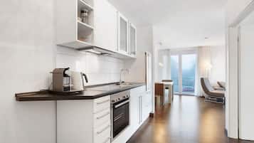 Kühlschrank, Ofen, Herdplatte, Wasserkocher mit Kaffee-/Teezubehör