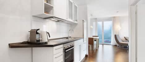 Kühlschrank, Ofen, Herdplatte, Wasserkocher mit Kaffee-/Teezubehör