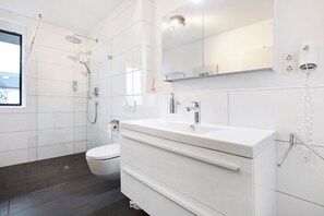 Shower, hair dryer, towels - Apartment 5-05 Winzer-Spa Studio in Bad Bellingen with Wi-Fi and Outdoor Area (Bad Bellingen)