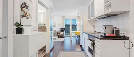 Fridge, oven, stovetop, coffee/tea maker