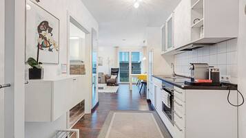 Fridge, oven, stovetop, coffee/tea maker