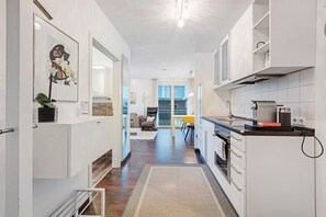 Kühlschrank, Ofen, Herdplatte, Wasserkocher mit Kaffee-/Teezubehör