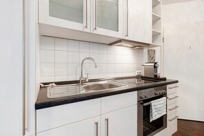 Fridge, oven, stovetop, coffee/tea maker
