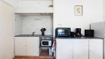 雪櫃、微波爐、焗爐、爐具