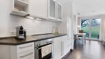 Frigorífico, horno, placa de cocina y cafetera o tetera