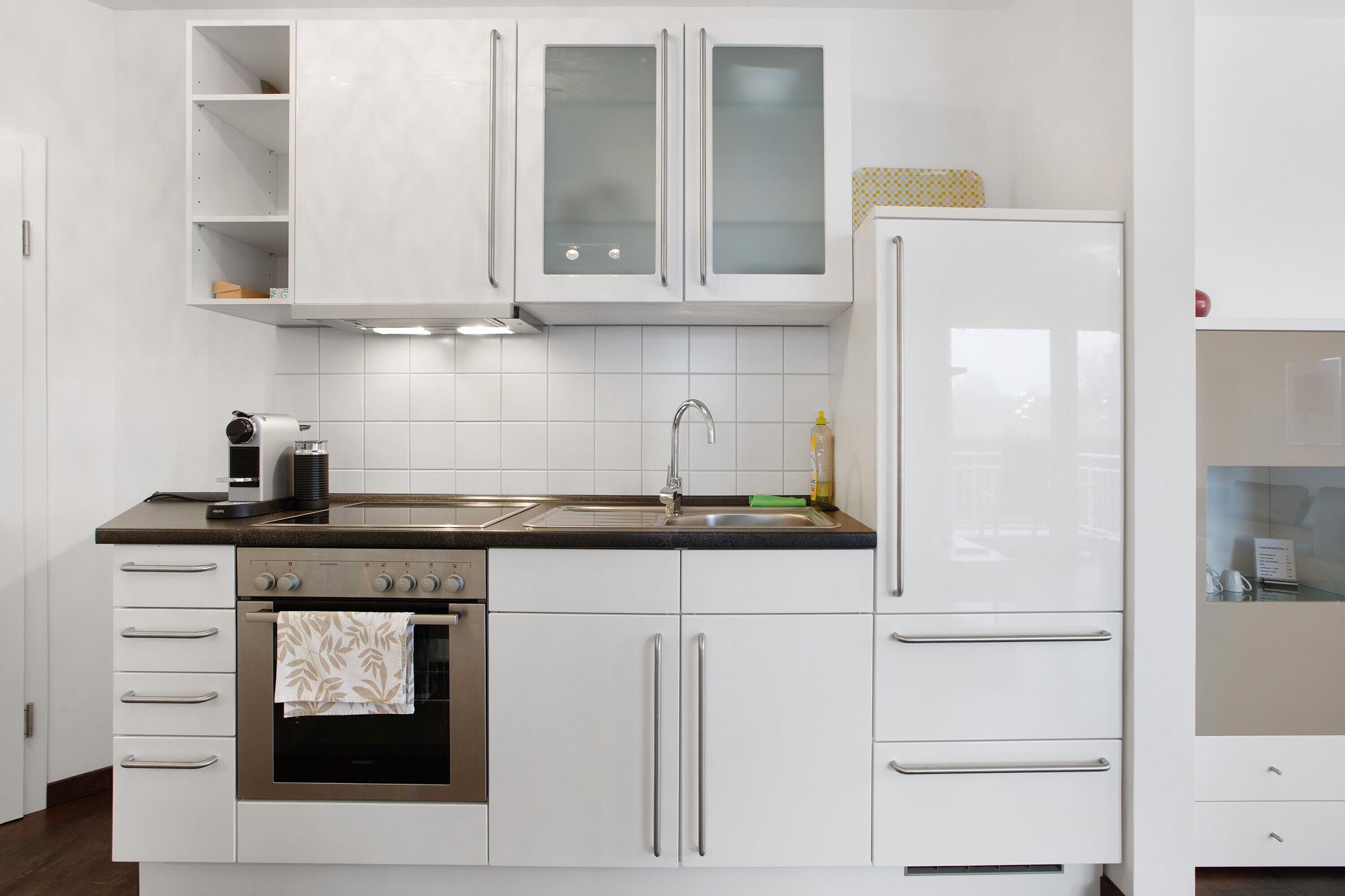 Frigorífico, horno, placa de cocina y cafetera o tetera