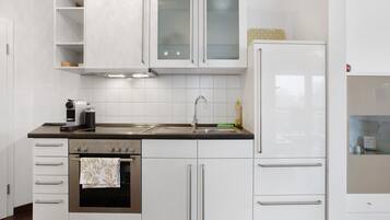 Frigorífico, horno, placa de cocina y cafetera o tetera