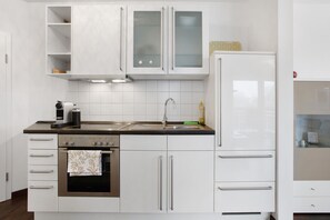 Fridge, oven, stovetop, coffee/tea maker