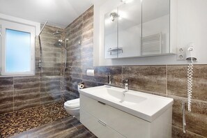 Shower, hair dryer, towels