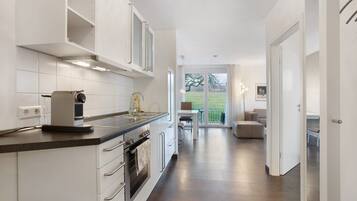 Réfrigérateur, four, plaque de cuisson, cafetière/bouilloire