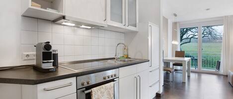 Frigorifero, forno, piano cottura, macchina per tè/caffè