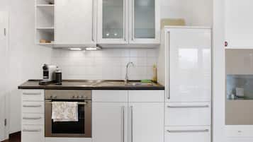 Réfrigérateur, four, plaque de cuisson, cafetière/bouilloire