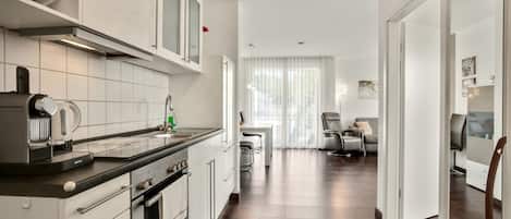 Fridge, oven, stovetop, coffee/tea maker