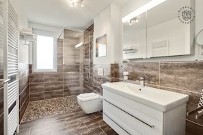 Chuveiro, secador de cabelo, toalhas de banho