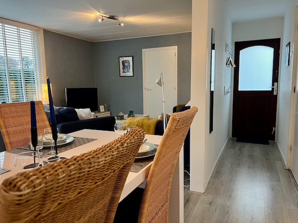 House | Dining - Retreat Near Sint Maartenszee Beach (Sint Maartensvlotbrug)