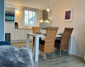 House | Dining - Retreat Near Sint Maartenszee Beach (Sint Maartensvlotbrug)