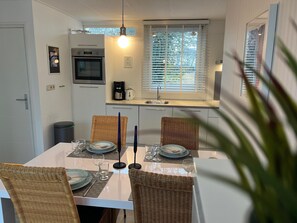House | Dining - Retreat Near Sint Maartenszee Beach (Sint Maartensvlotbrug)