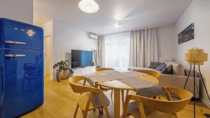 Apart Daire, Balkon | Odada yemek servisi
